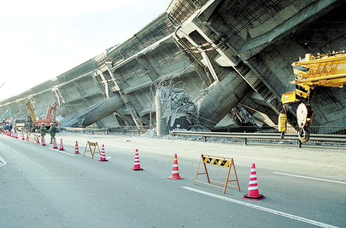 兵庫県南部地震（1995）で倒壊した阪神高速道路神戸線