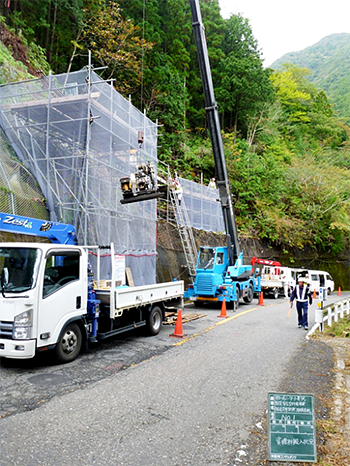 山岳地帯の道路法面